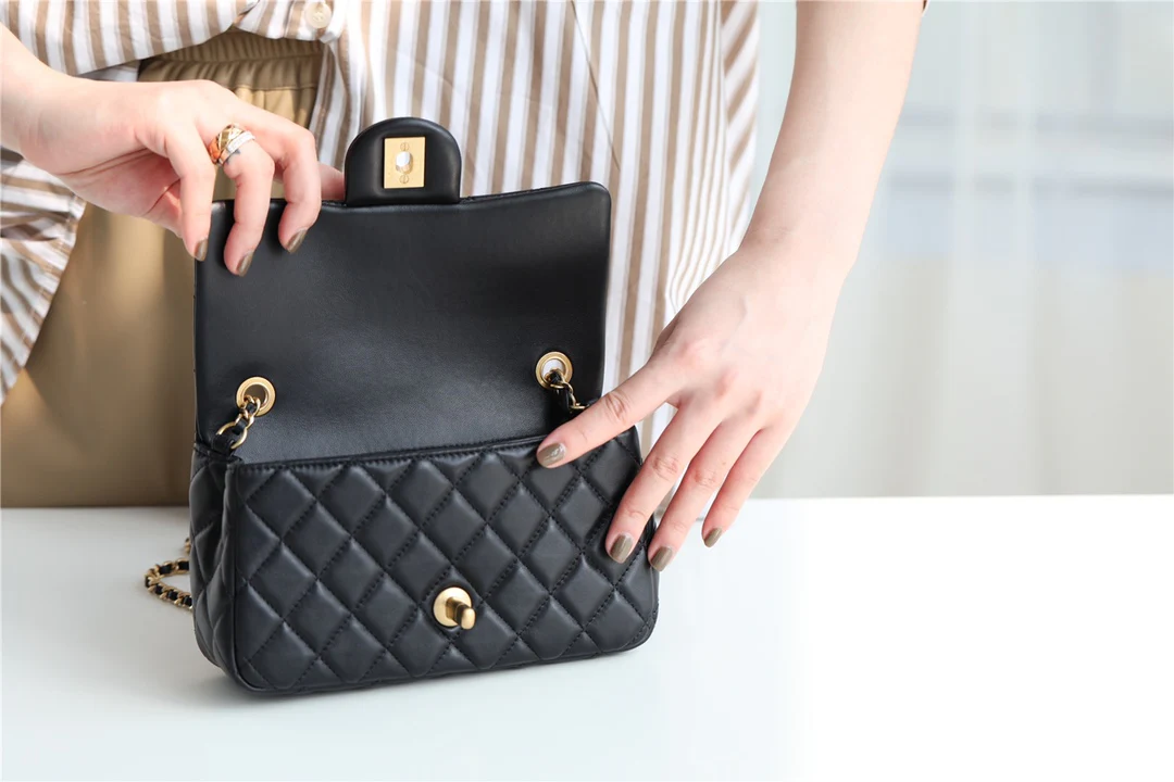 Chanel - Золотая сумка-клапан с шариком из углеродного волокна