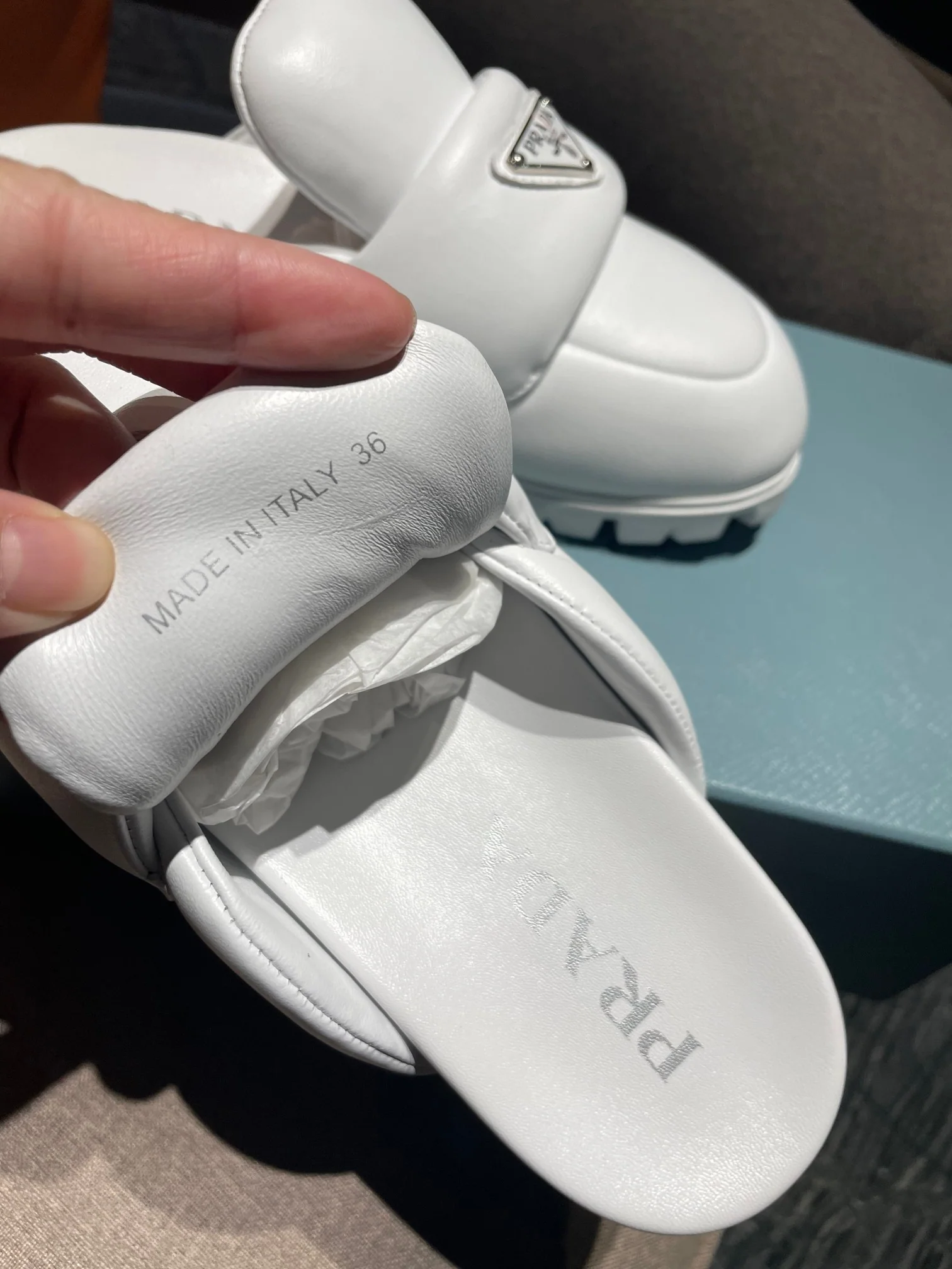 Новые поступления коллекции Prada ранней весны 2023 года — стиль Хейли Бибер — лоферы