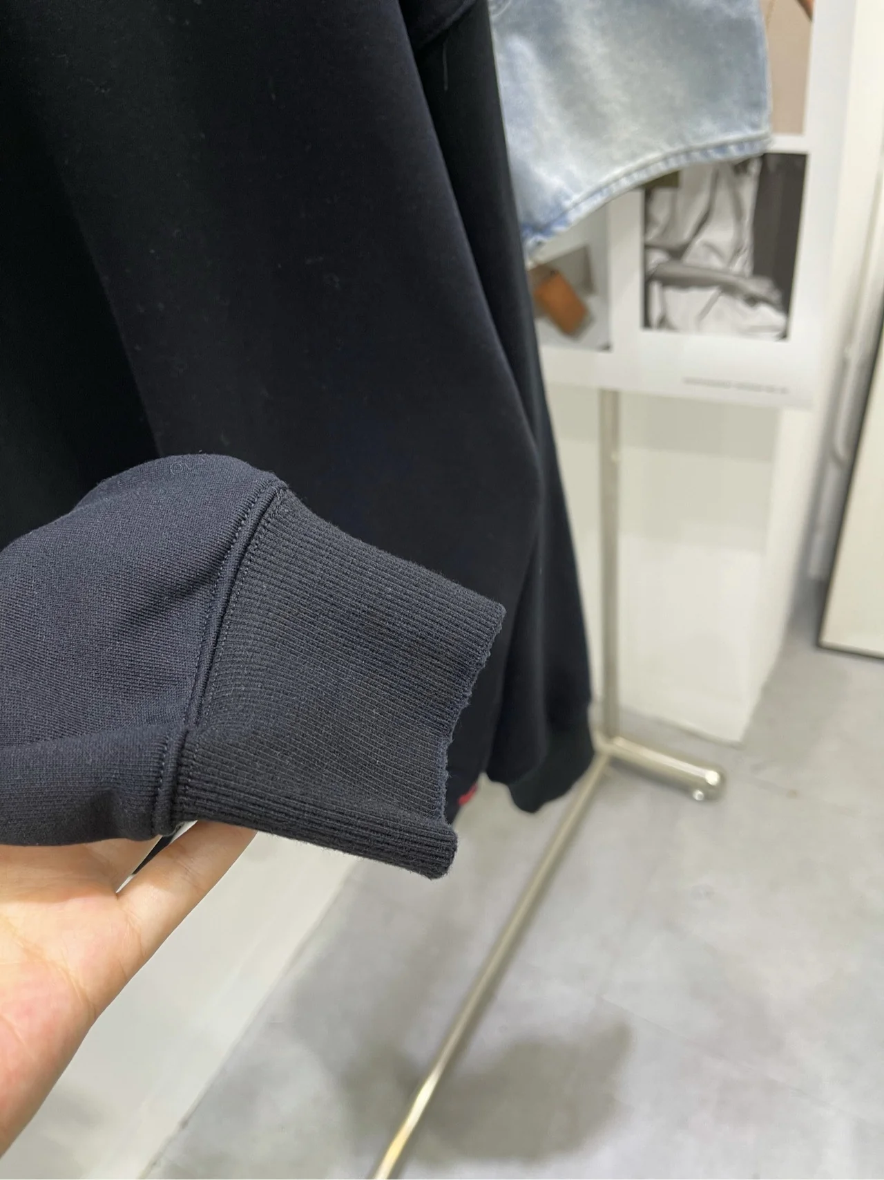 Chanel 2403 - Толстовка с круглым вырезом и рисунком динозавров на спине