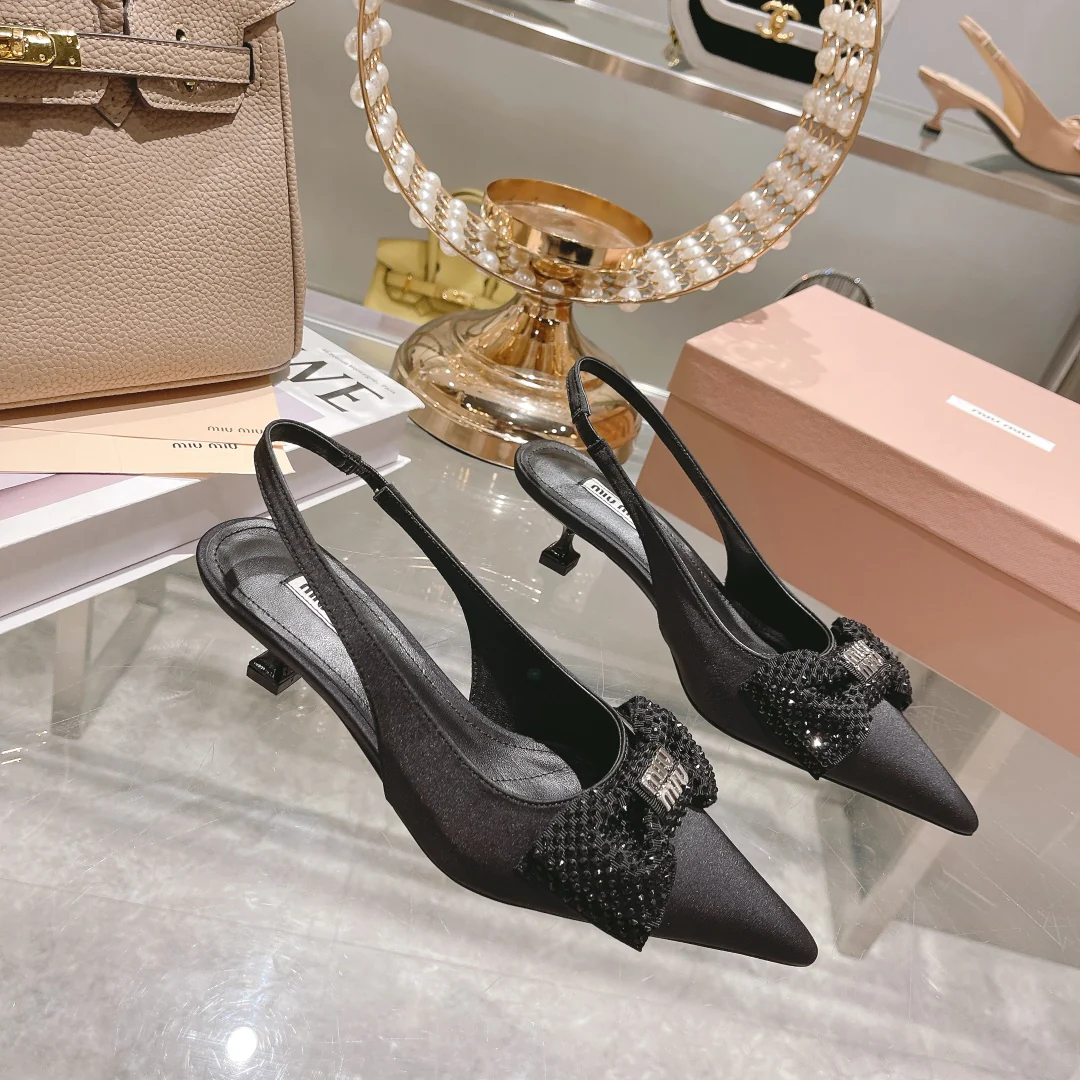 Новинка Miu Miu 2022 года - Туфли на низком каблуке с острым носком - Черные - 1