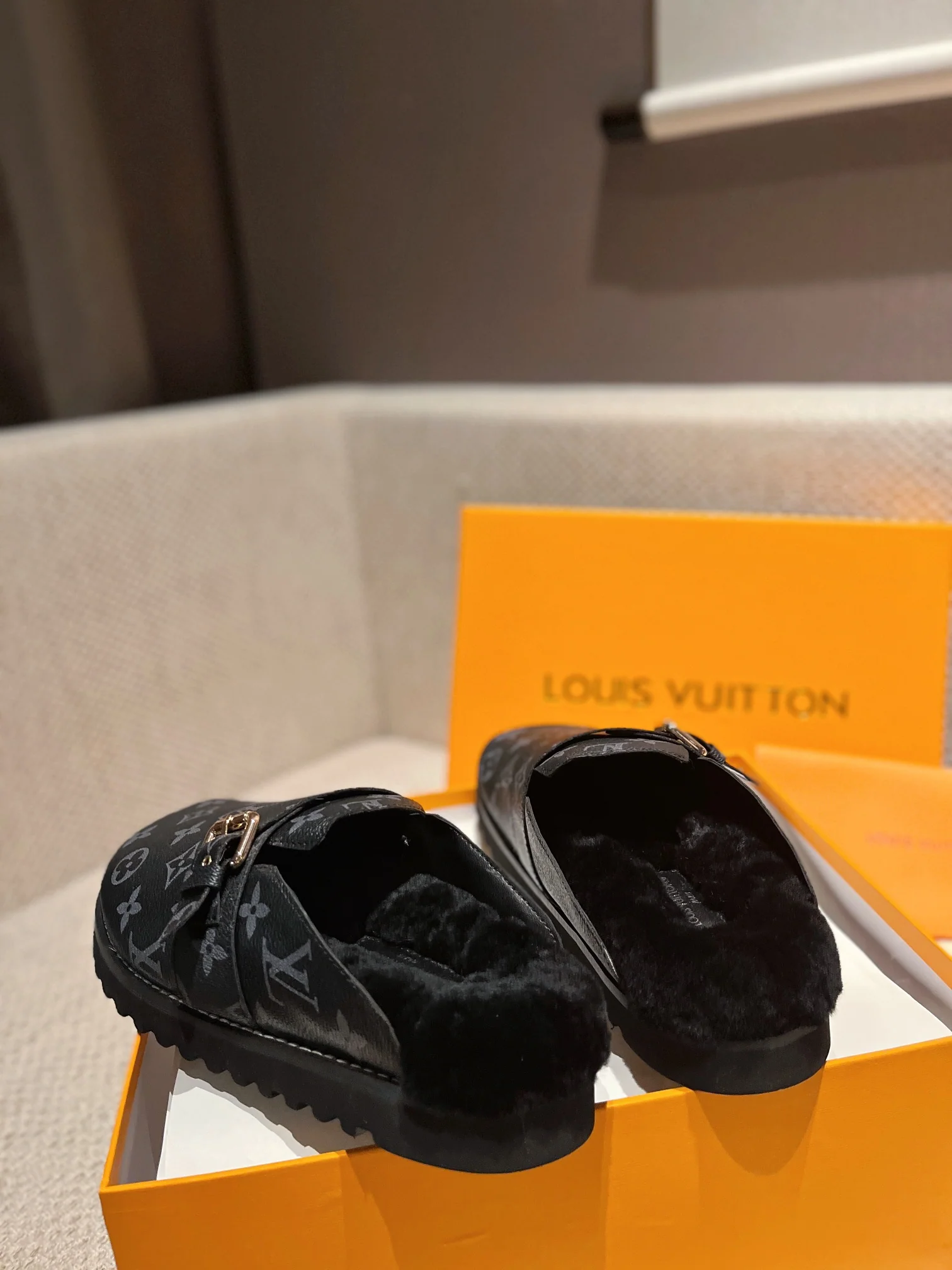 LV - Новинка сезона осень/зима 2022 - Меховые тапочки Birkenstock - Черные
