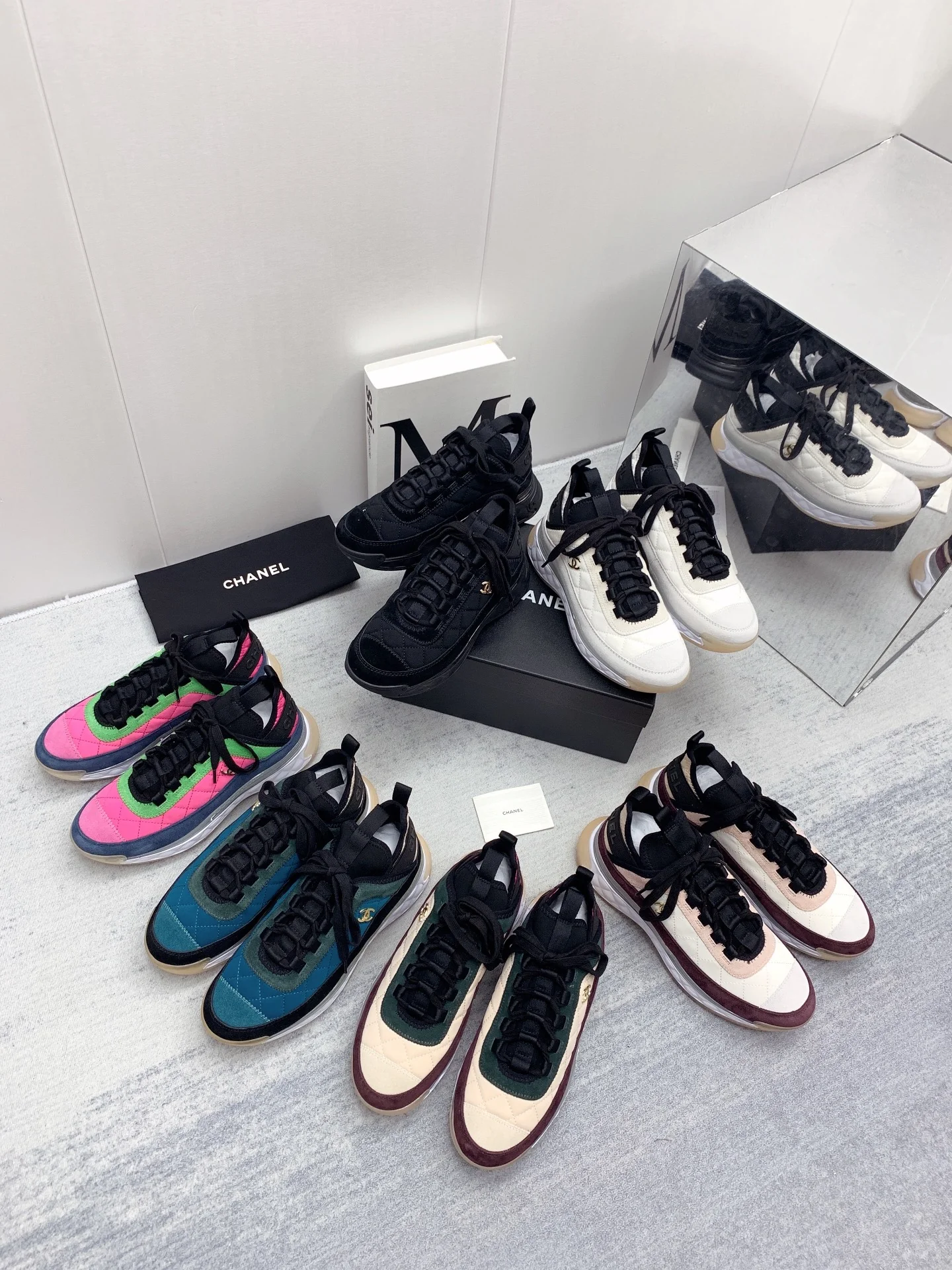 Новинка сезона осень/зима 2021 от Chanel - кроссовки с ромбовидным узором - синие.