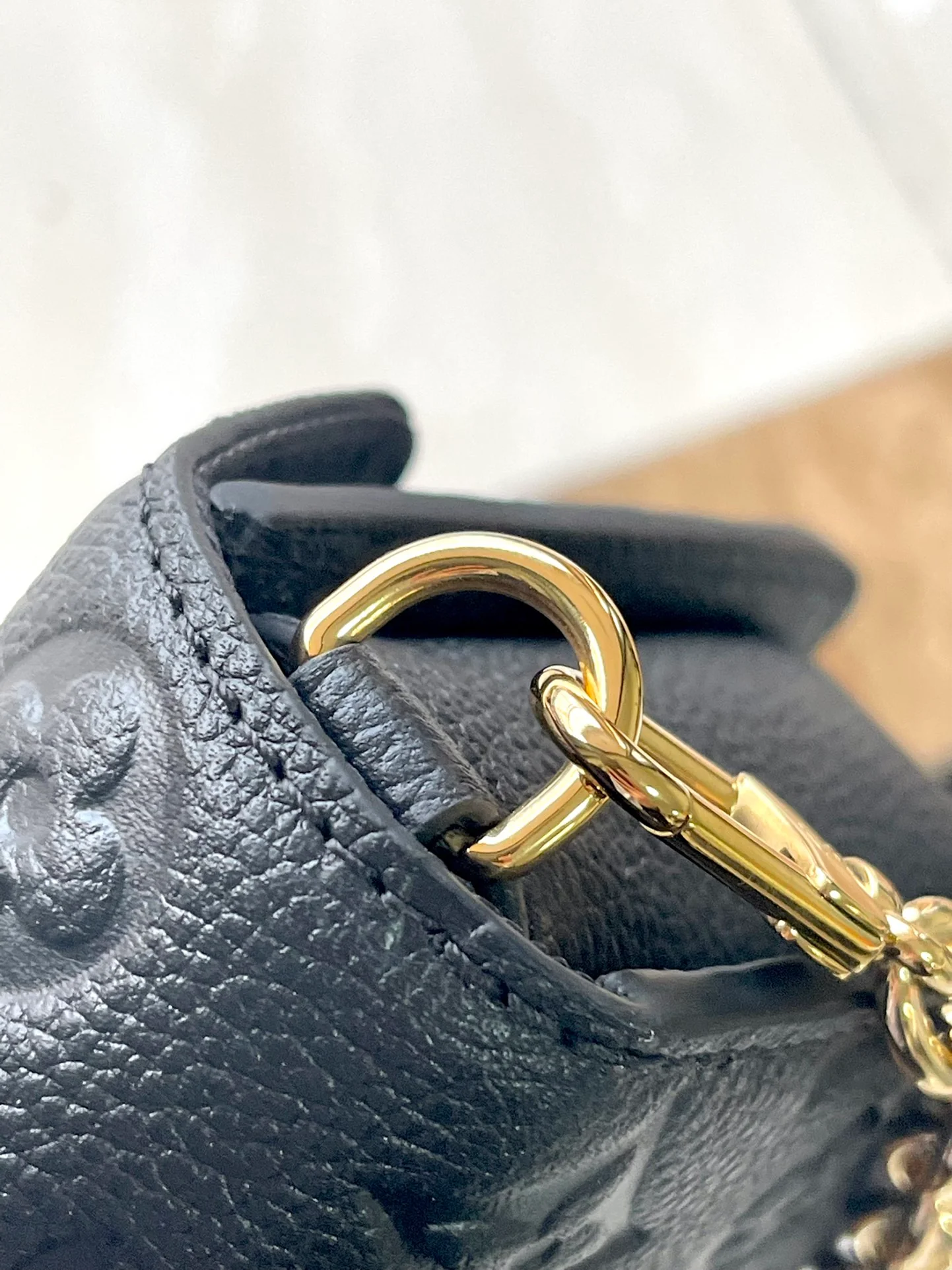 m82637-LV-кошелек-на-цепочке-metis-сумка-кроссбоди-черная тисненая кожа