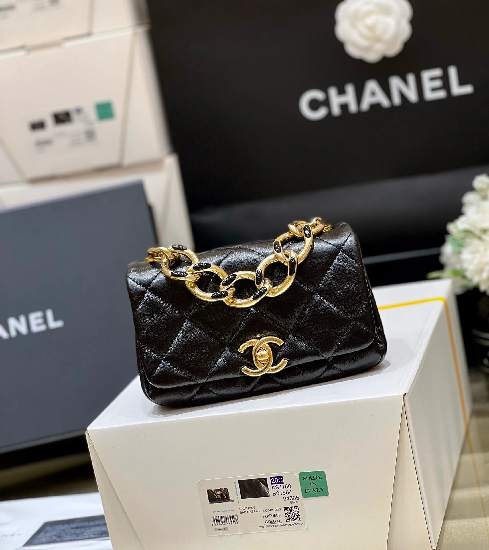 Коллекция Chanel 2022 Métiers d'Art — Сумка-гармошка на массивной цепочке — Мини