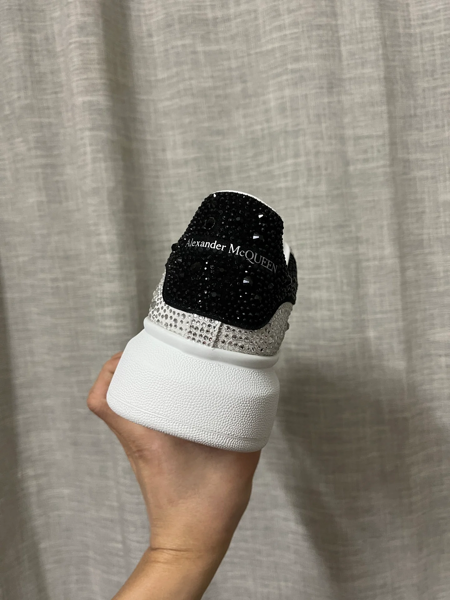 Классические белые кроссовки McQueen - унисекс - верх с белыми ромбами - каблук с черными ромбами - премиум-издание