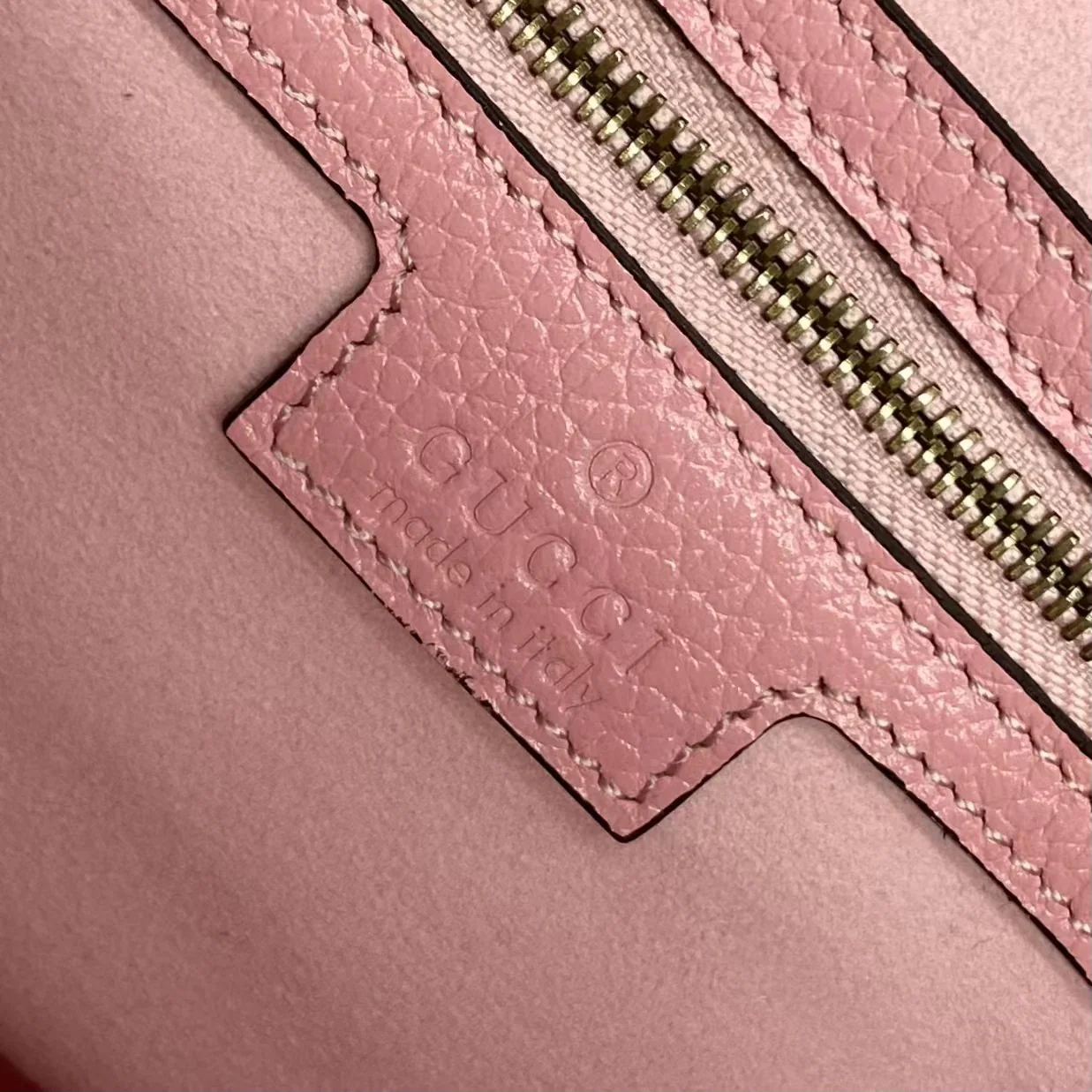 Весенняя коллекция Gucci 2023 — Сумка через плечо ?Полумесяц? — Розовая