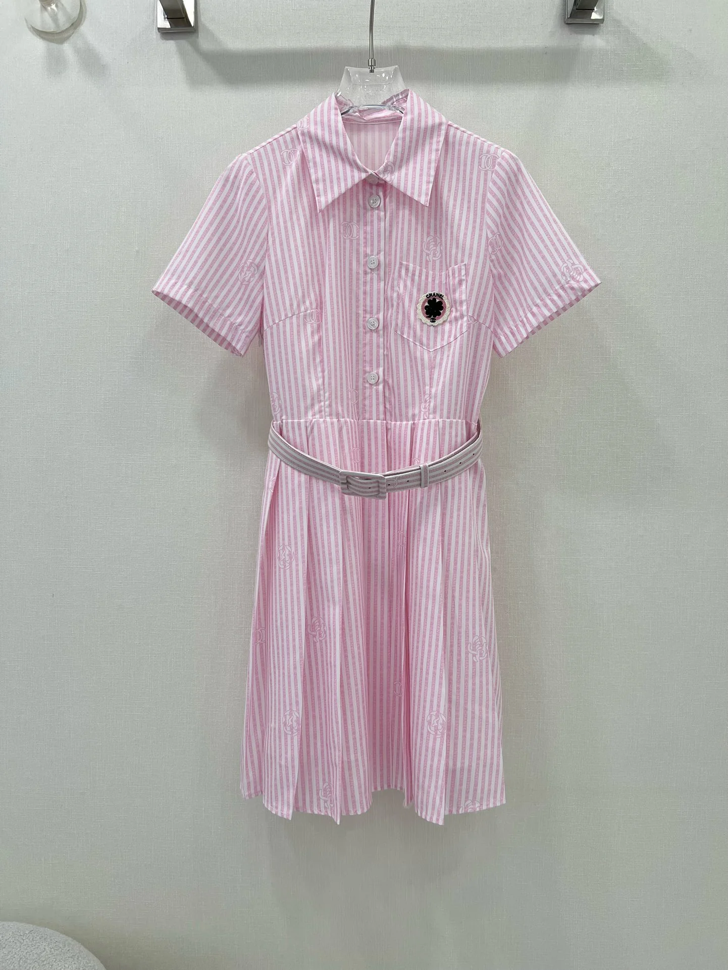 Новый комбинезон Chanel весна/лето 2024 с короткими рукавами, украшенный пайетками, розовый.