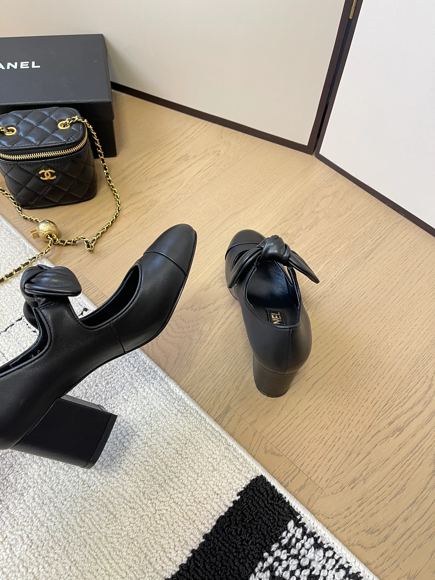 Балетные туфли на высоком каблуке Chanel 2024 — черные