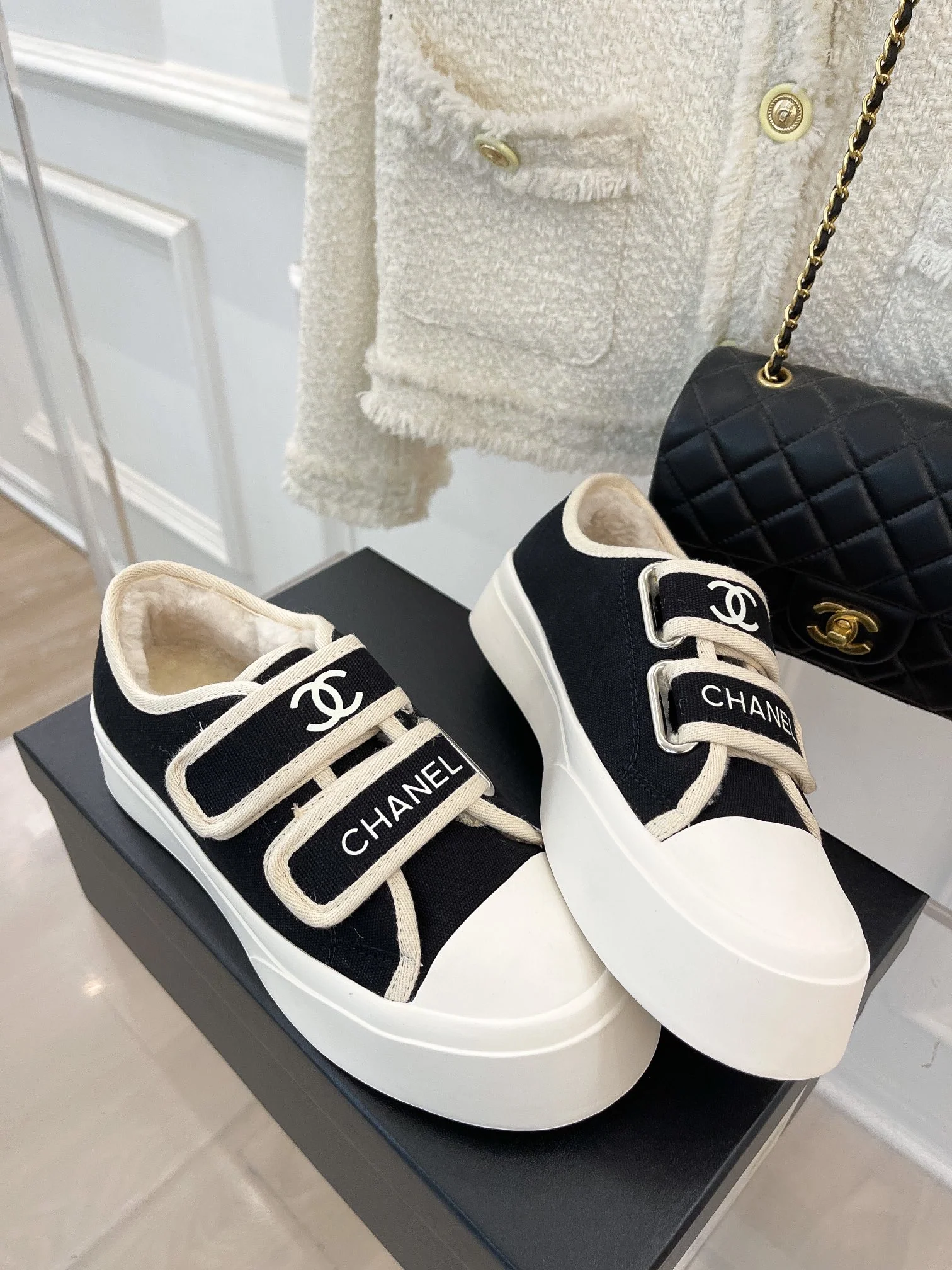 Новинка сезона осень/зима 2022 от Chanel - повседневные туфли на платформе с застежкой-липучкой - черные.