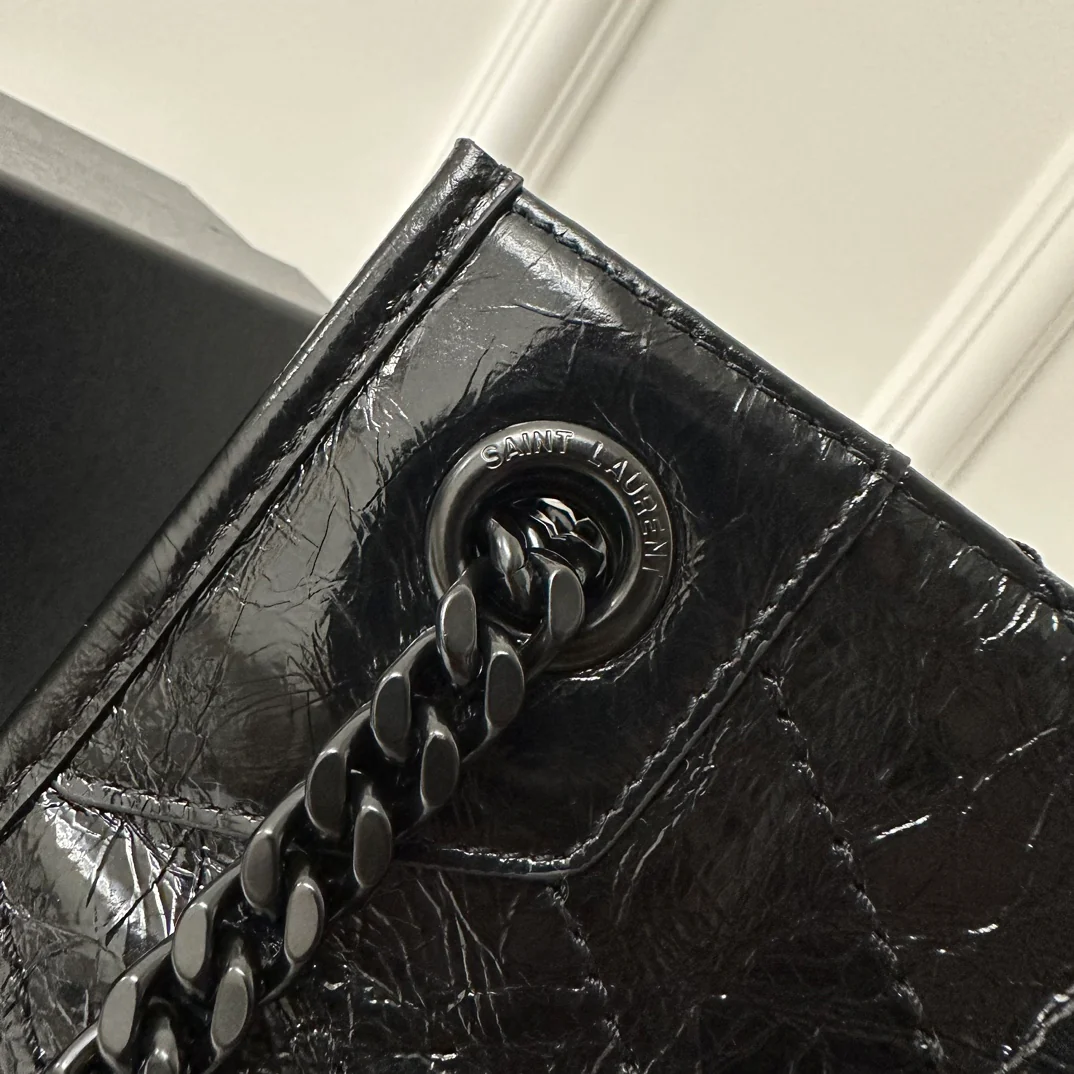 Сумка-шоппер YSL Niki — черная с черной цепочкой.