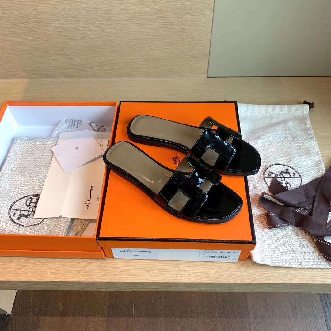 Классические домашние тапочки Hermes с буквой H — лакированная кожа, черные.