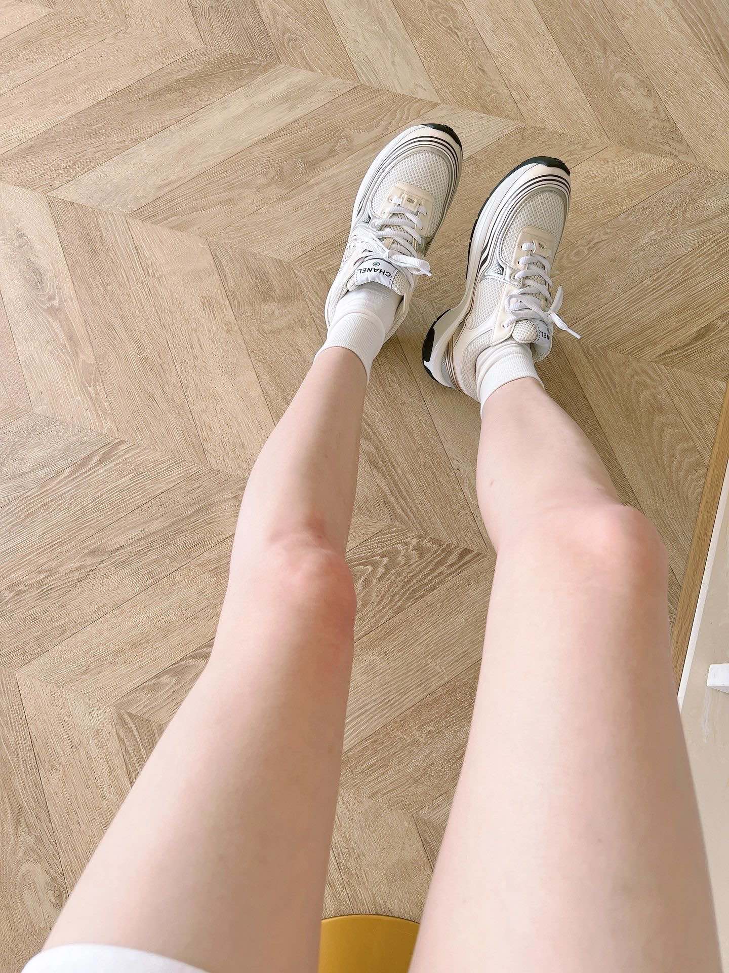 Круизная коллекция Chanel 2023 — Подиумная коллекция — Кроссовки — Белые