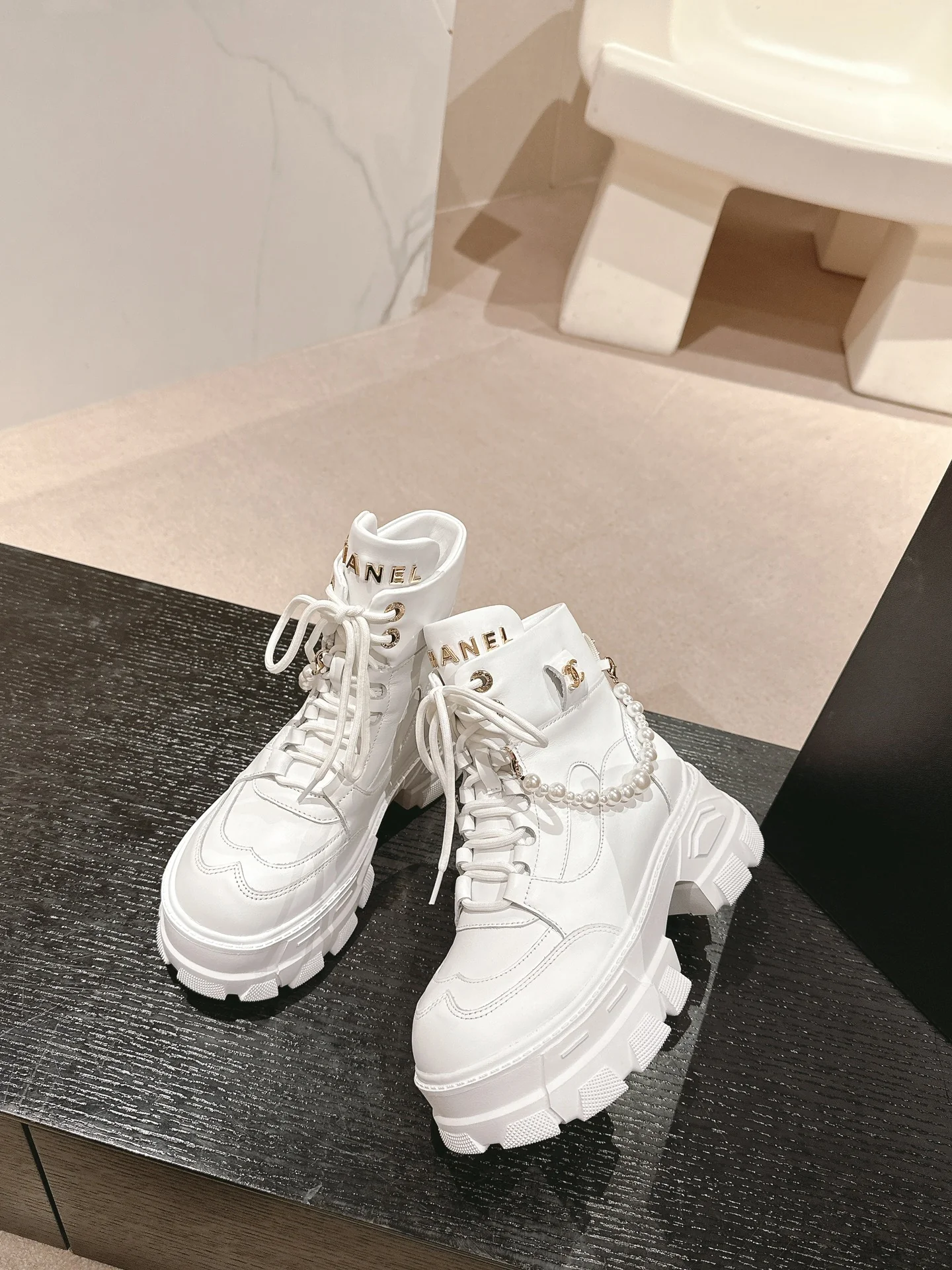 Высокие кеды на платформе Chanel 2024 года - белые.