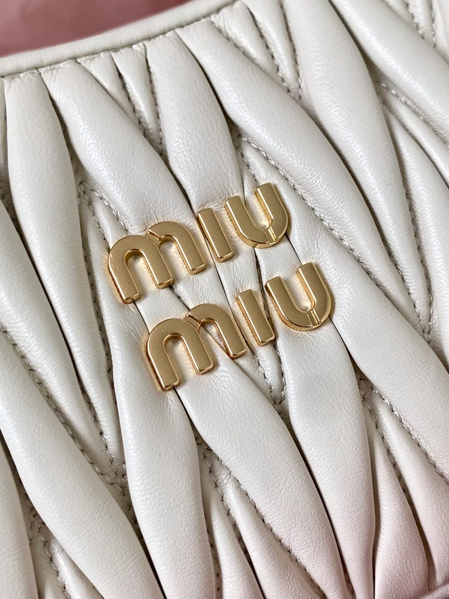 Сумка Miu Miu Wander, маленькая, из овечьей кожи, белая.