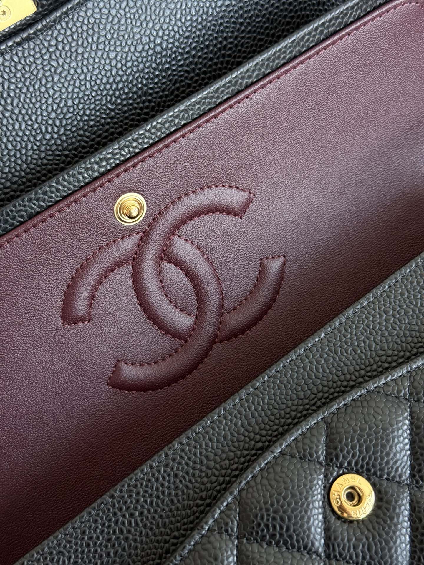 Сумка Chanel CF25 из зернистой кожи с золотой фурнитурой и цепочкой — черная.