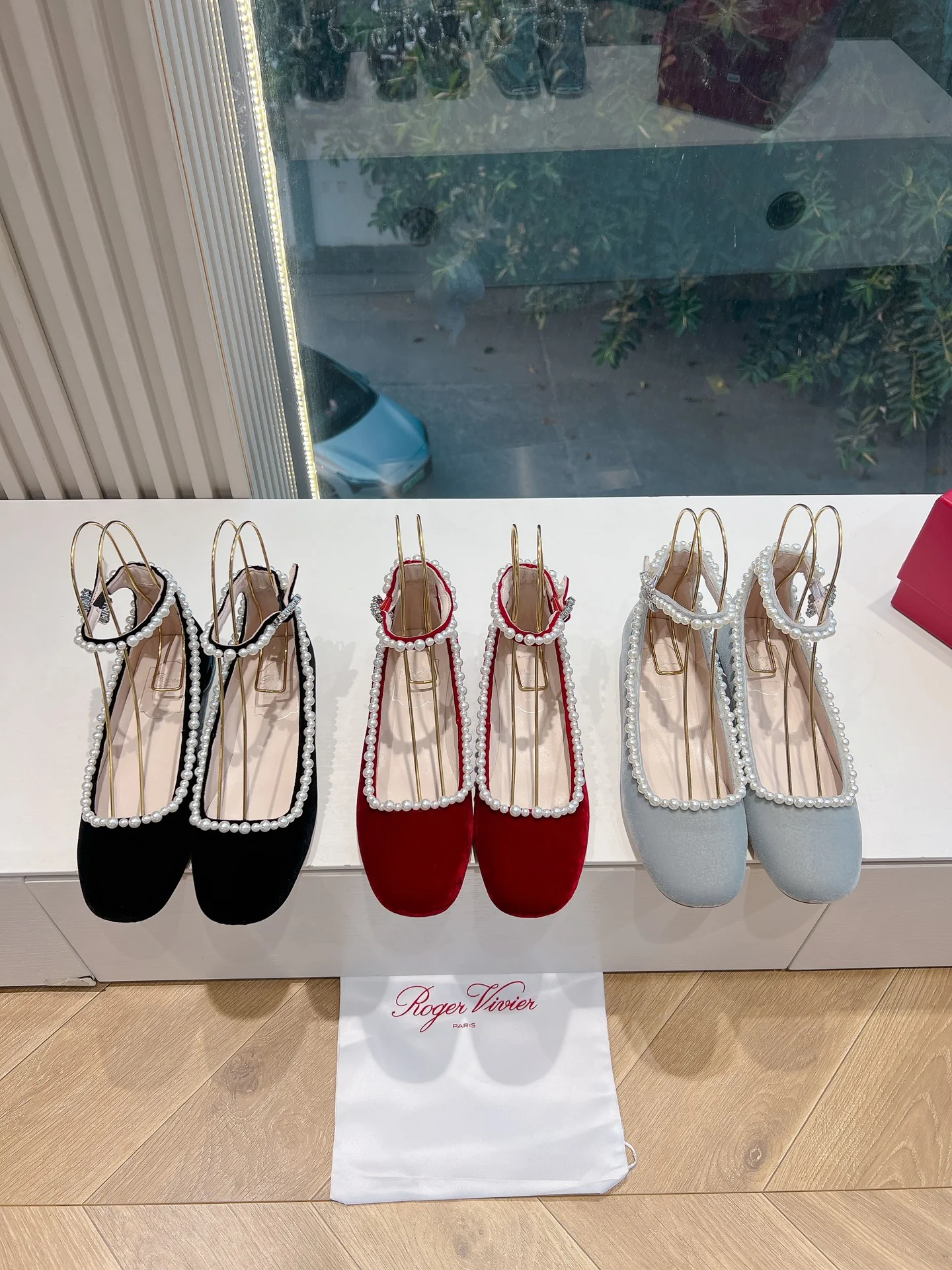 Обувь RV - Балетки с круглым носком и жемчужной отделкой - Изображение из коллекции