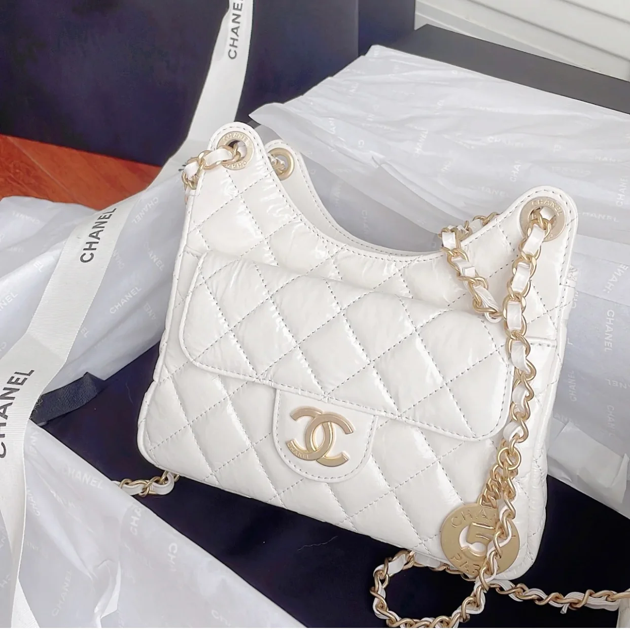 Коллекция Chanel ?Ранняя весна 2023? — сумка-хобо в стиле хиппи — маленькая — белая — 1 шт.