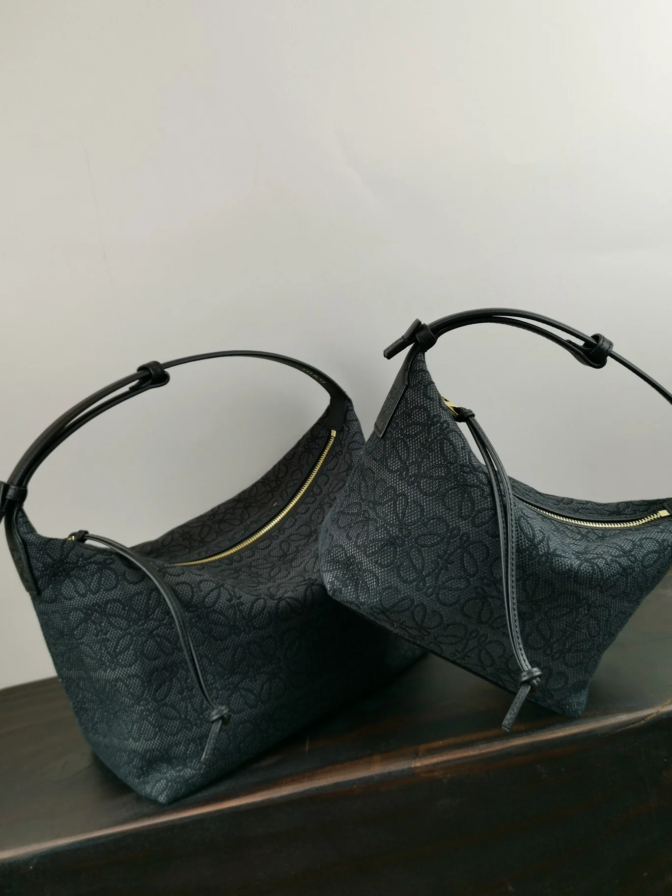 Сумка-ланчбокс Loewe-cubi - сумка из вышитой ткани.