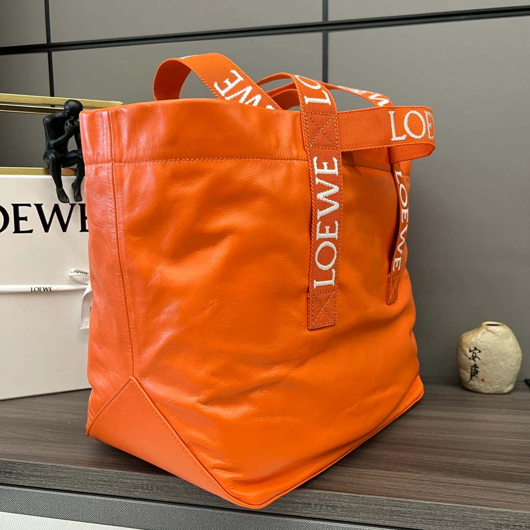 Сумка-шоппер Loewe Fold Shopper — из телячьей кожи цвета ?бумага? — оранжевая.