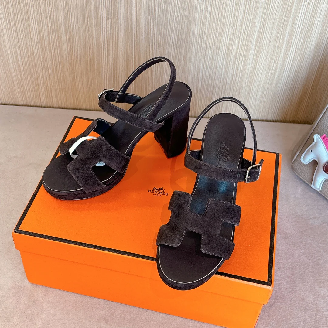 Модные босоножки на высоком каблуке Hermes 2024 года — темно-коричневые.
