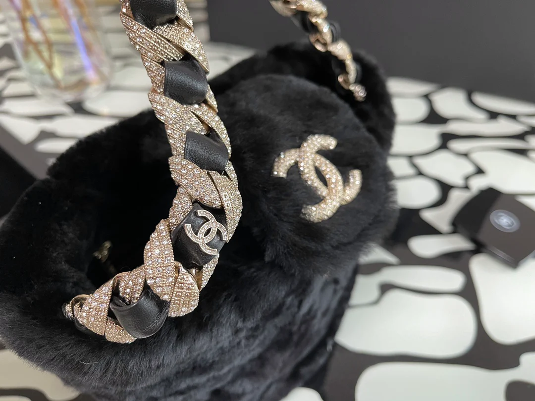 Сумка Chanel из овчины с цепочкой и бриллиантами - 1
