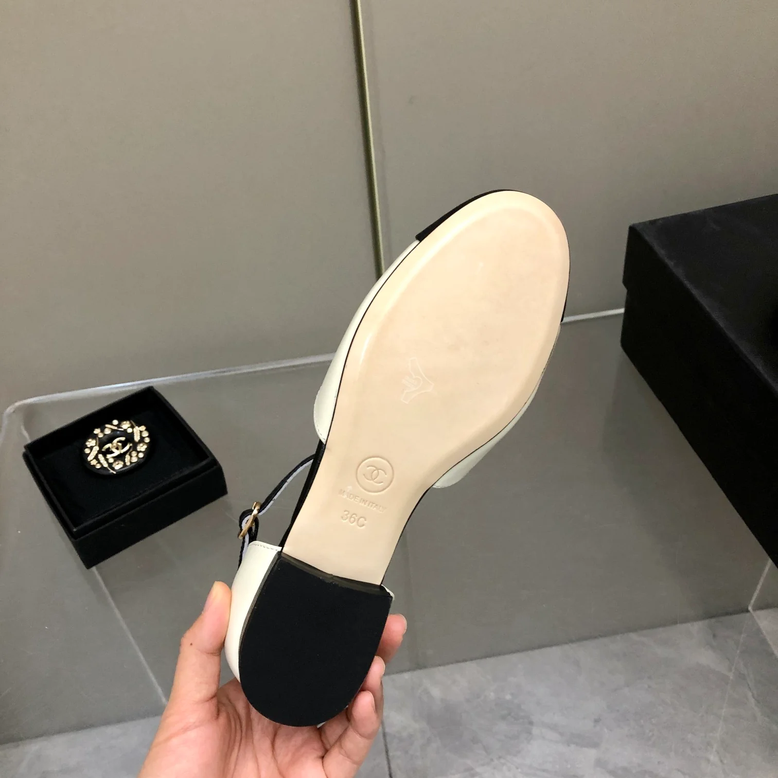 Коллекция Chanel 2022 года с подиума - Сандалии на плоской подошве - Белые