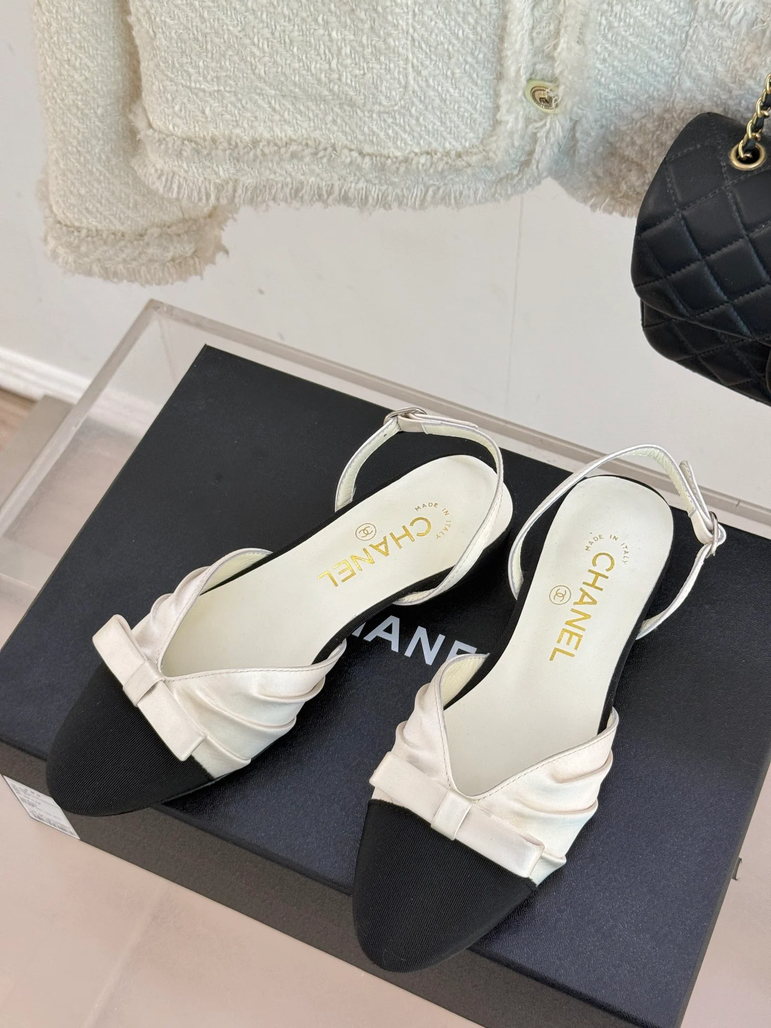 Сандалии Chanel 2024 с атласным бантом - белые