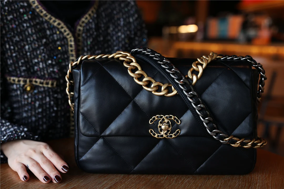 Коллекция Chanel ?Ранняя весна 2022? — сумка №19 — черная с золотой пряжкой — средний размер.