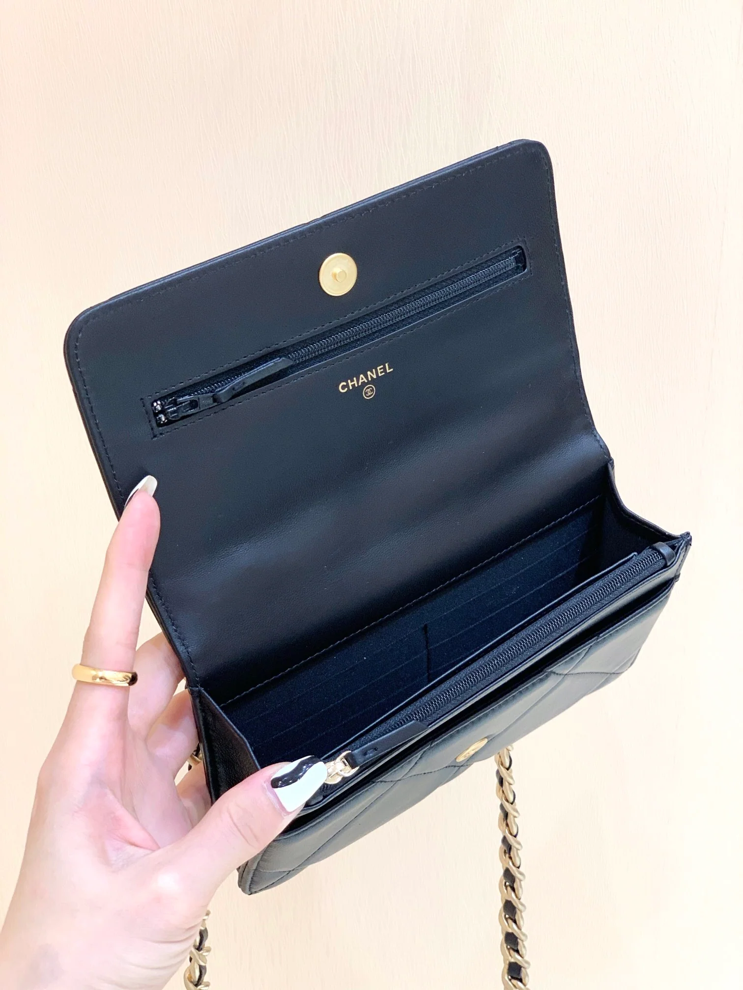 Сумка-клатч/кроссбоди Chanel Classic Logo Quilted WOC 2019 года, черная.