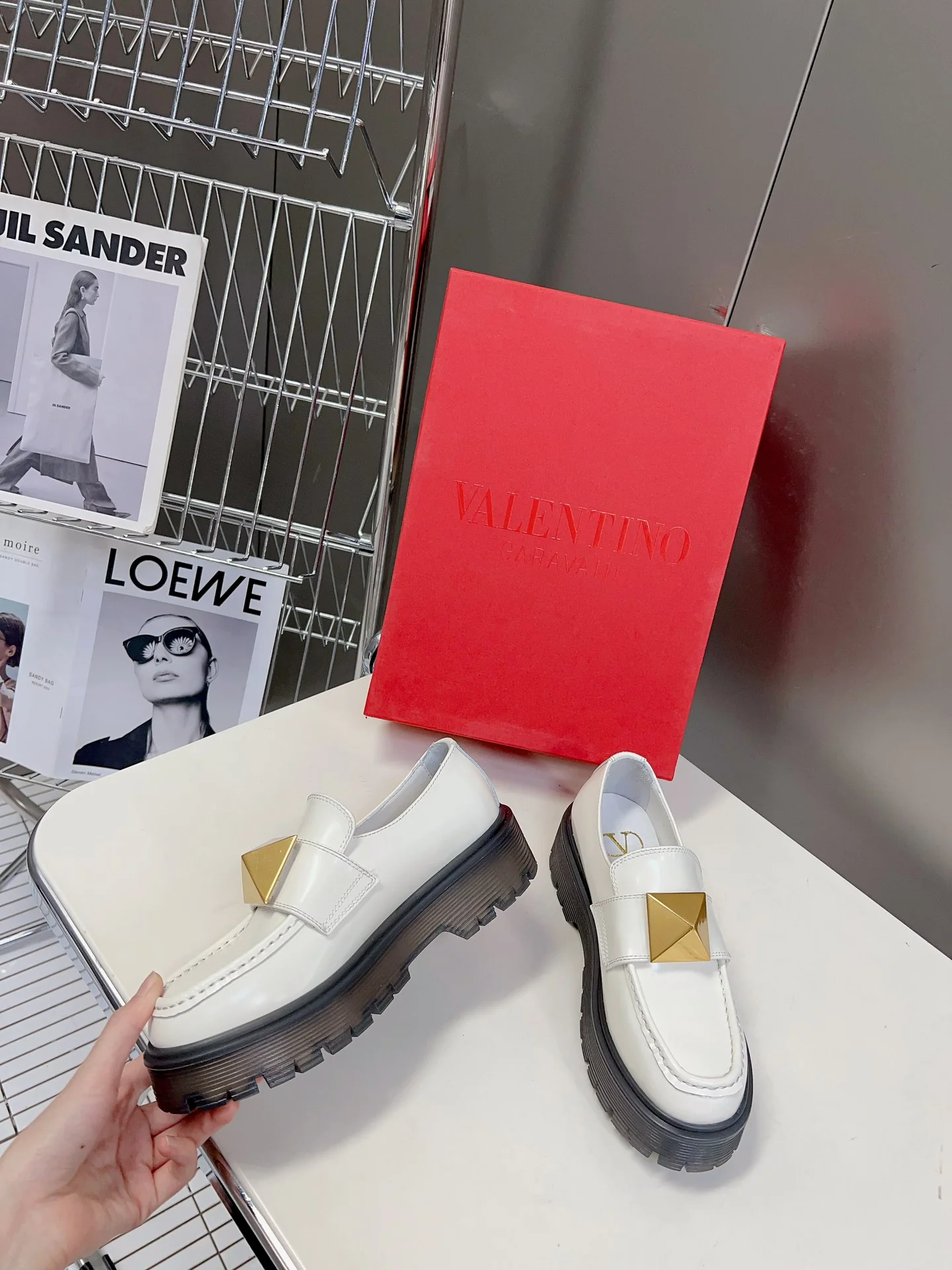 Коллекция Valentino осень/зима 2023, представленная на подиуме - Лоферы - С заклепками - Белые