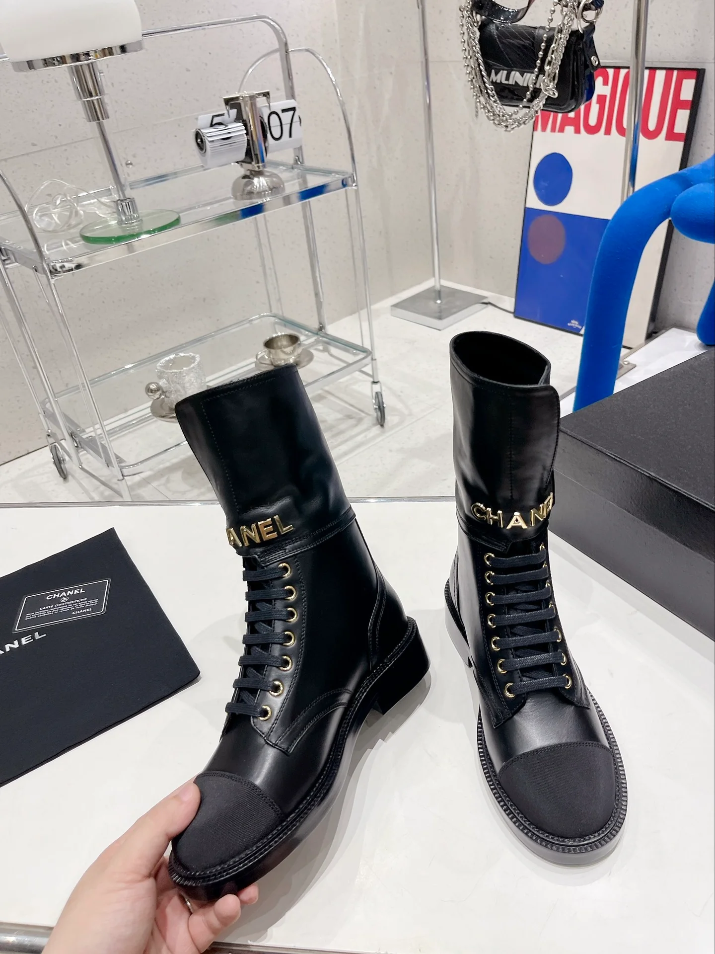Новинка сезона осень/зима 2022 от Chanel — Ботинки Dr. Martens на шнуровке — Черные