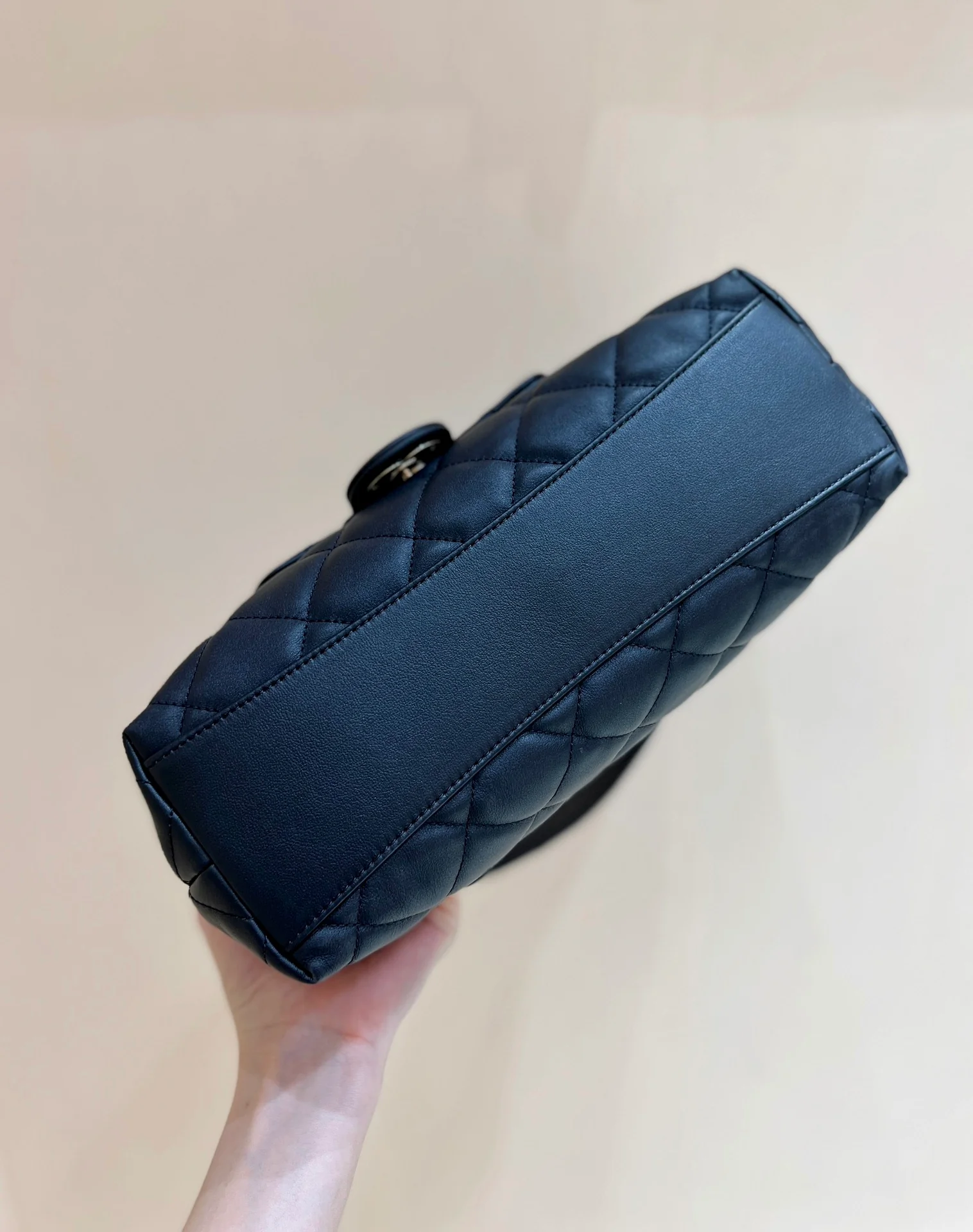 Сумка-хобо Chanel через плечо - черная