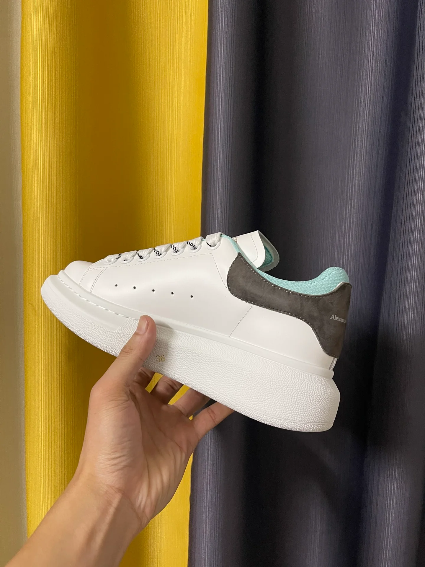 Классические белые кроссовки McQueen - унисекс - темно-серый замшевый каблук - светло-голубая подкладка