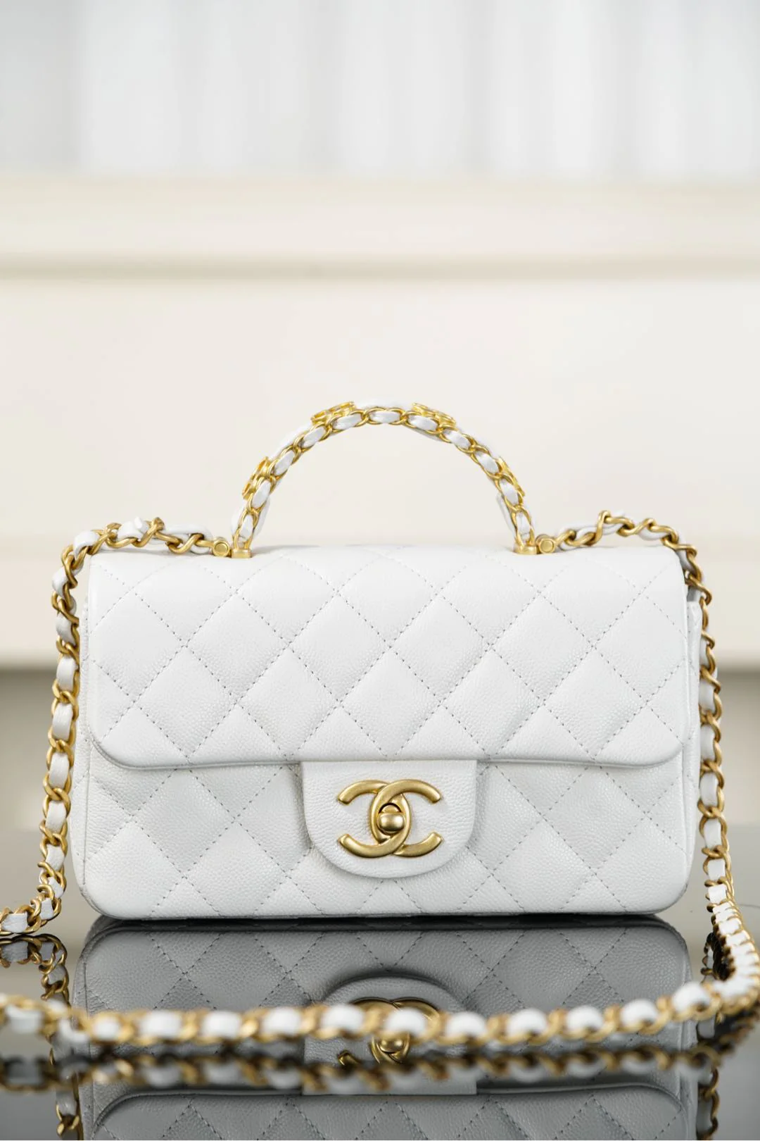 Мини-сумка Chanel 25b Double C Handle CF белого цвета с золотой пряжкой