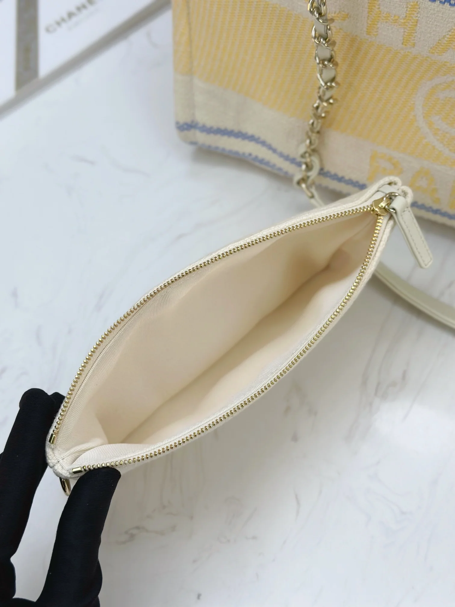 Пляжная сумка Chanel 25c, косметичка, ярко-желтая.