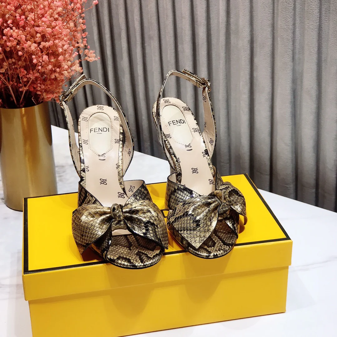 Весенние сандалии на высоком каблуке Fendi 2022 года - золотистые