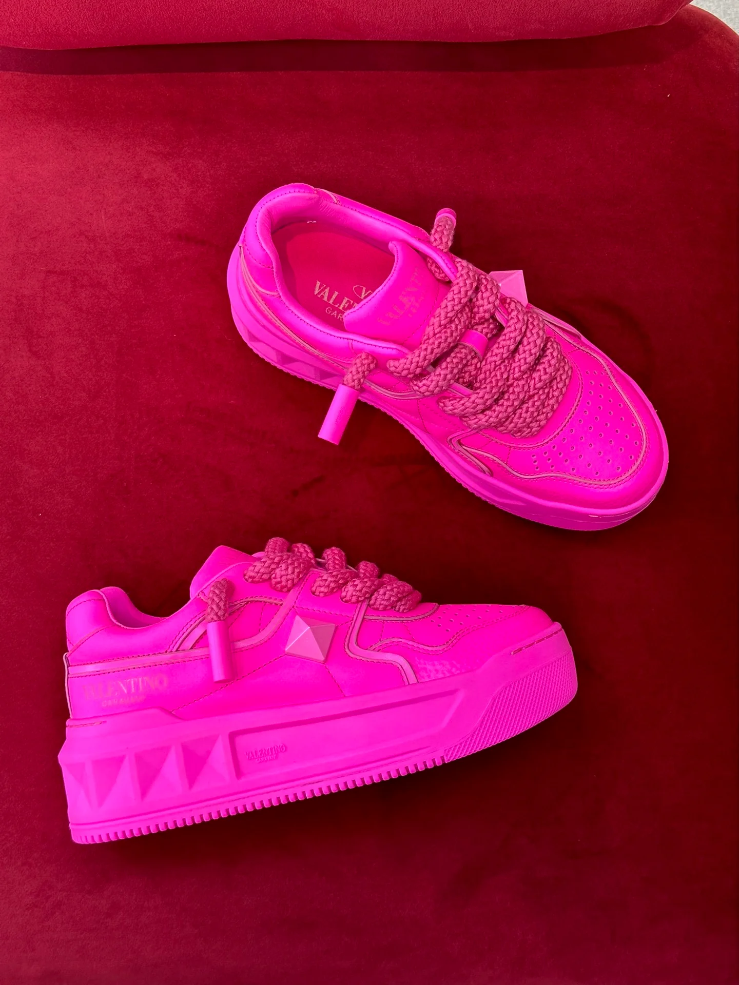 Новинка лета 2023 от Valentino - Кроссовки на платформе из телячьей кожи - Парные - 6 см - Розовые