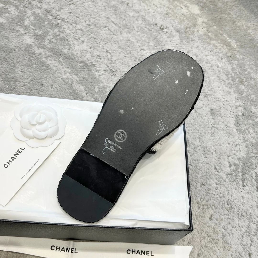 Новинка сезона весна/лето 2023 от Chanel - Плетеные тапочки с камелиями - Черные