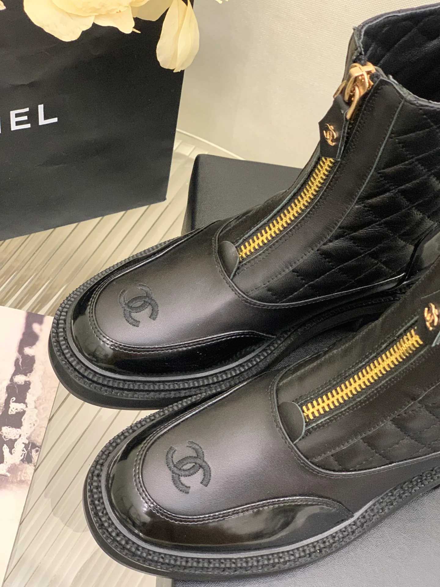 Ботинки средней высоты Chanel из коллекции 2022 года, украшенные бриллиантами — черные.