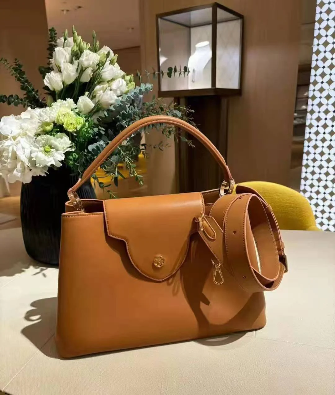 m24067-LV-Capucines Большая сумка, коричневая с золотой фурнитурой