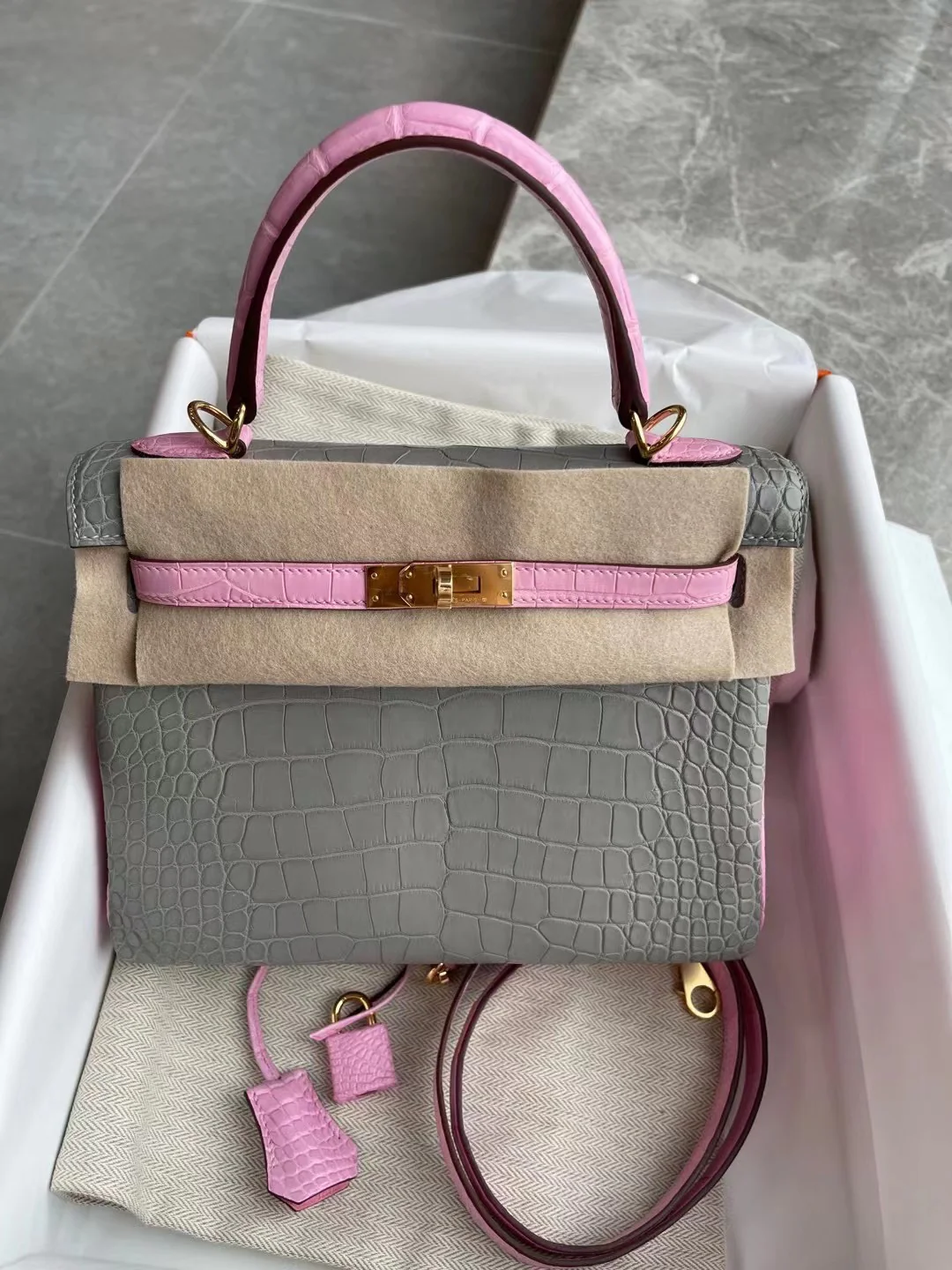 Сумка Hermes Kelly 25 Square Matte Crocodile - 08 Pearl Grey с розовой пряжкой 5p - Gold Buckle