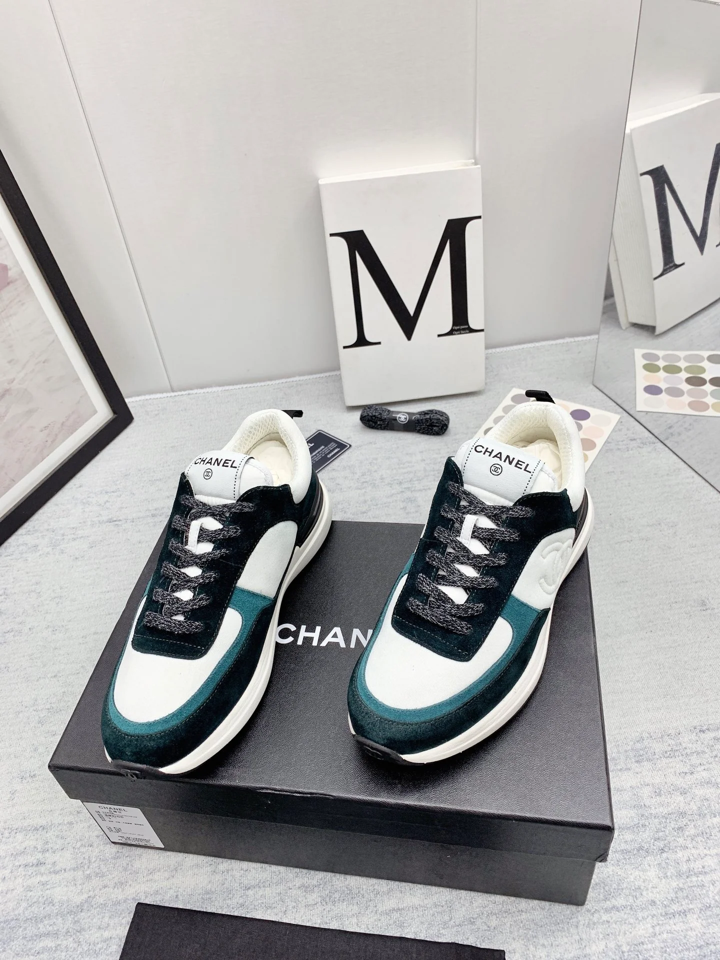 Chanel - Твидовые кроссовки в стиле пэчворк - Повседневные кроссовки - Черно-синие