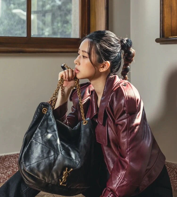 Сумка YSL из кожи ягненка наппа с двумя цепочками — в стиле Джейми — фотографии в одежде.