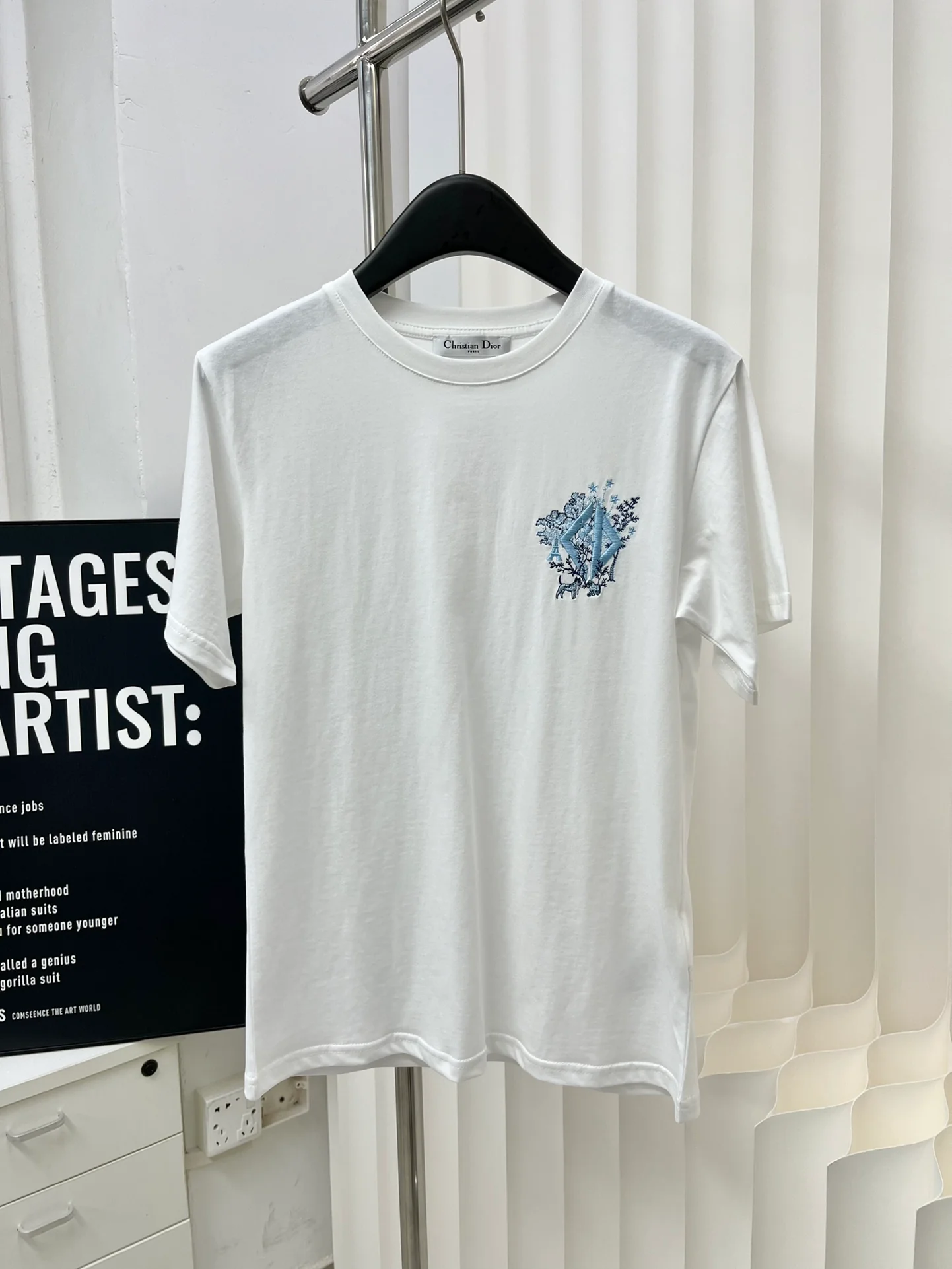 Футболка Dior 2403 с вышивкой и цветными блоками, с короткими рукавами, белая.