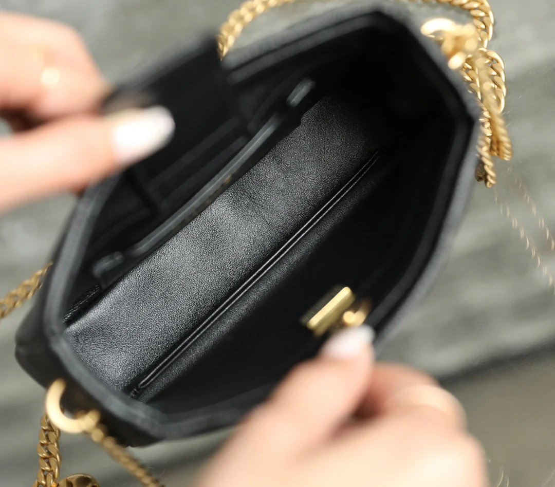 Новинка сезона весна/лето 2023 от Chanel - сумка-хобо в форме сердца, маленькая, черная.