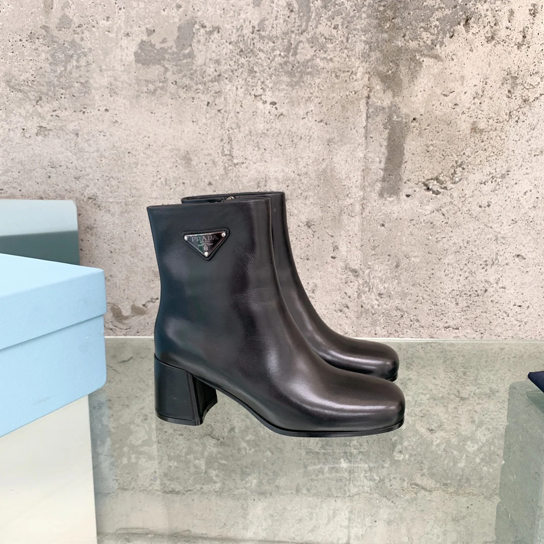 Новинки Prada осень/зима 2022 — серия с треугольным логотипом — ботильоны.