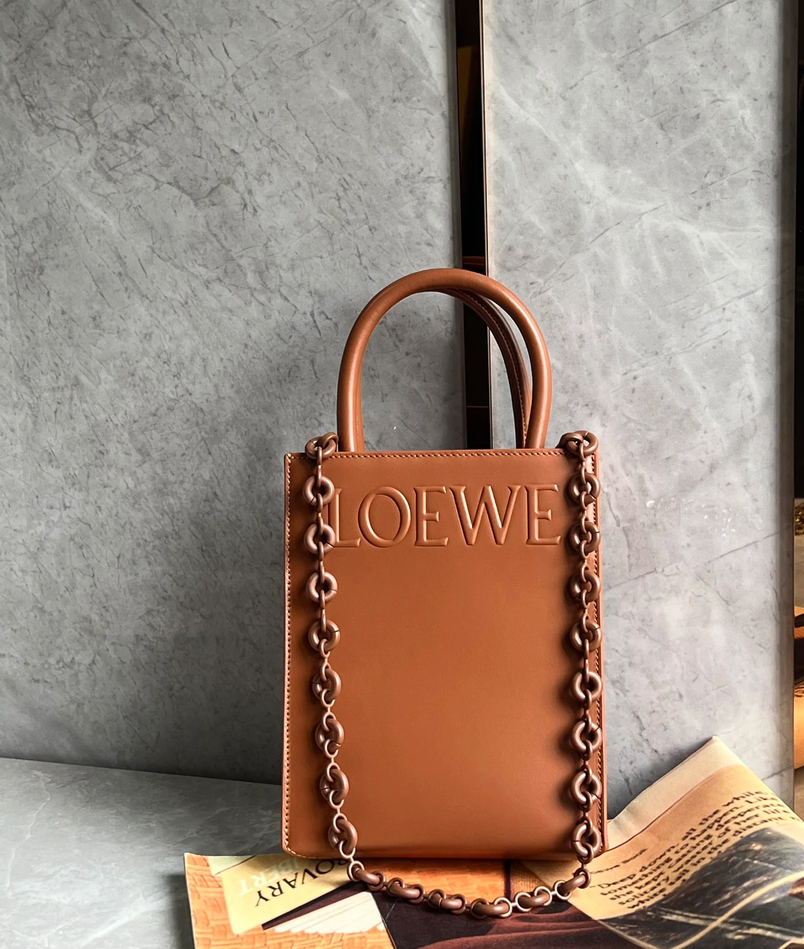 Ноты Loewe-tote, маленькая сумка-тоут, формат A5, карамельного цвета.