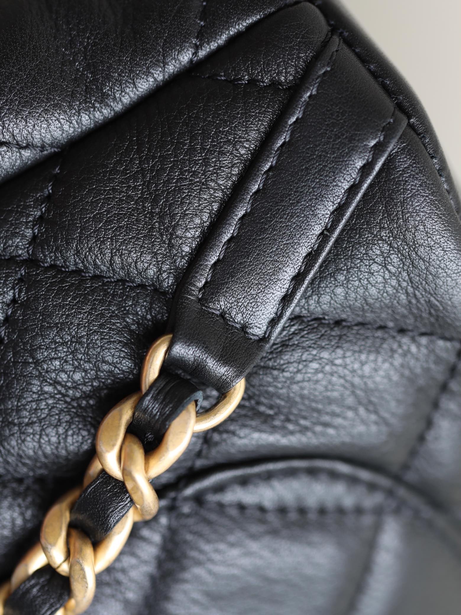 Пре-осенняя коллекция Chanel 2023 — рюкзак Métiers d'Art Letter