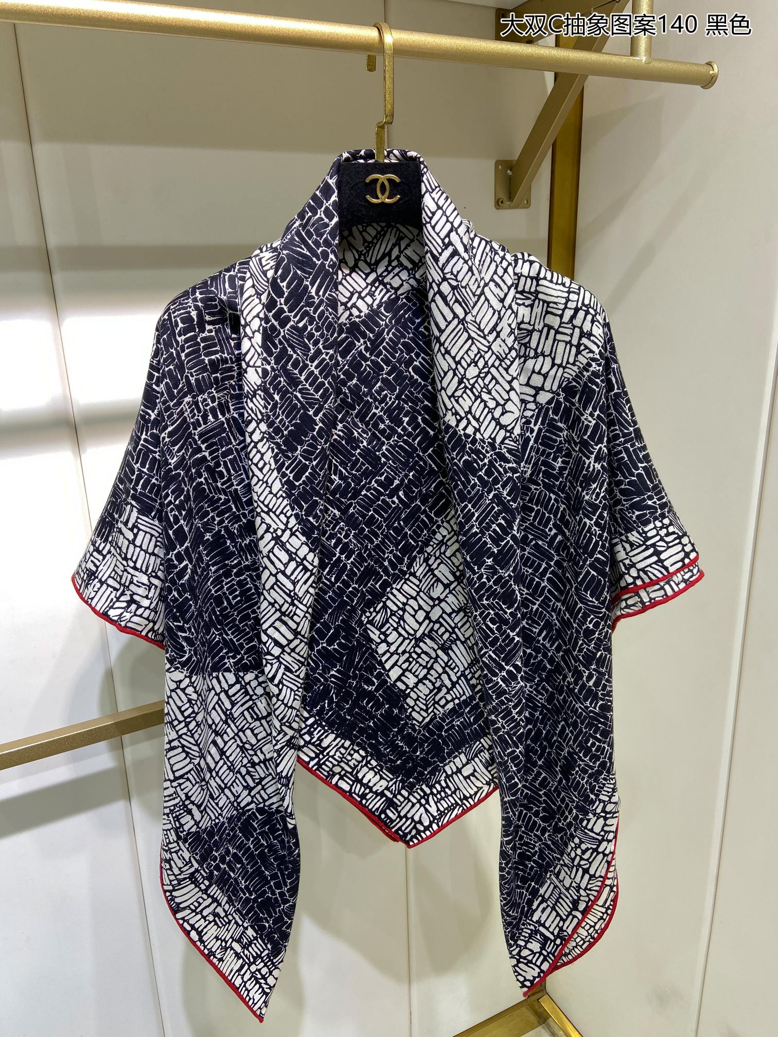 Большой шарф Chanel с абстрактным узором ?Двойная буква С? — 140 см x 140 см — 80% кашемир — 20% шелк — черный