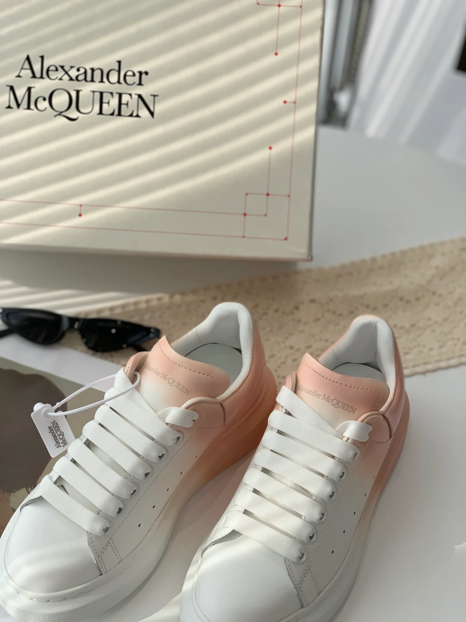 McQueen - Улучшенные классические белые кроссовки - Розовые